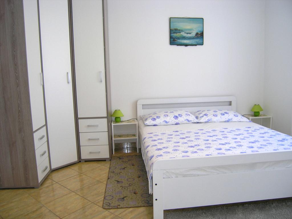 Apartman Vera Apartment Кърк Екстериор снимка